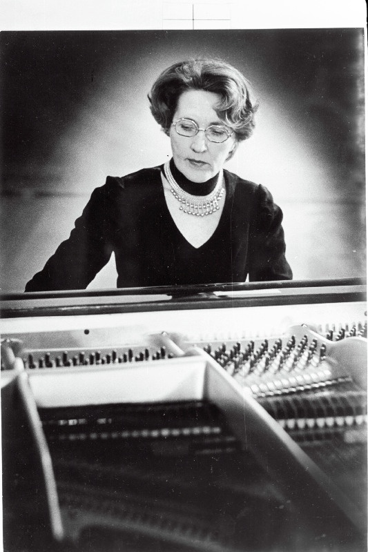 Eesti NSV teeneline kunstnik, pianist Vaike Vahi.