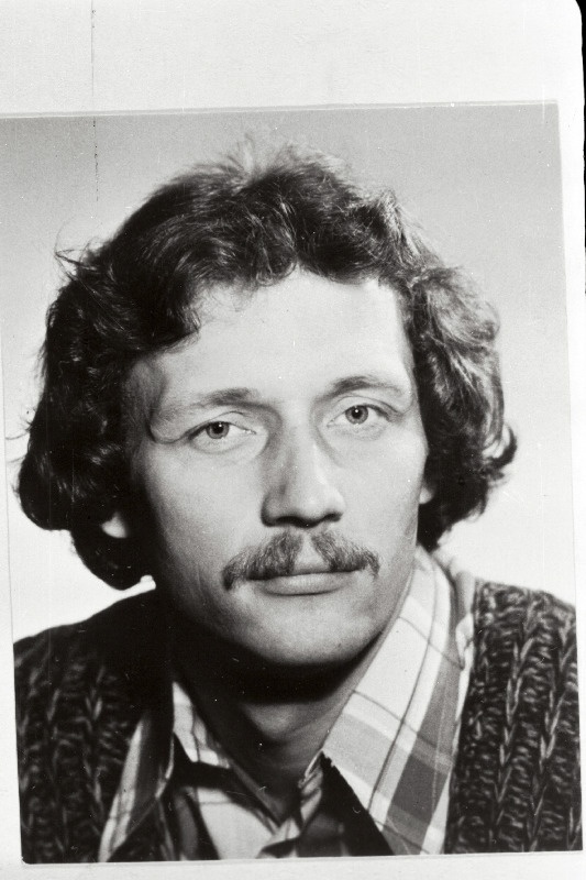 Hein, Jaak - Tallinna Riikliku Konservatooriumi lavakunstikateedri 1978.a. lõpetaja.