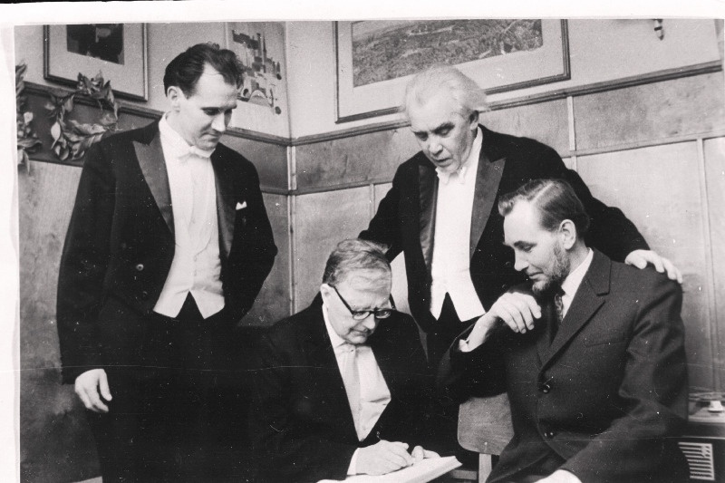 NSV Liidu rahvakustnik, helilooja D. Šostakovitš (vasakult 2.) vestleb helilooja V. Tormise (vasakult 4.), Riikliku Akadeemilise Meeskoori dirigendi O. Oja (vasakult 1.) ja NSV Liidu rahvakunstniku G. Ernesaksaga.