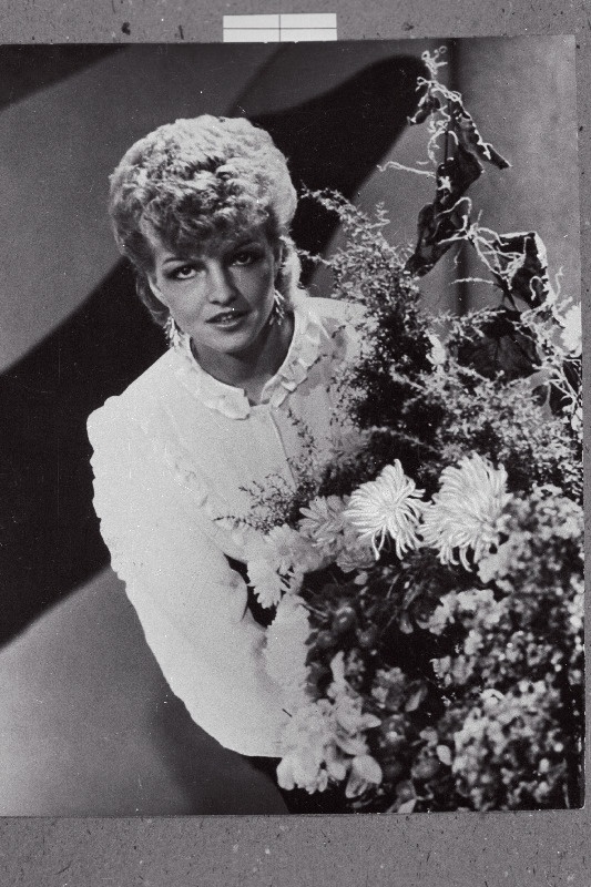 Estraadilauljatar Marju Länik.