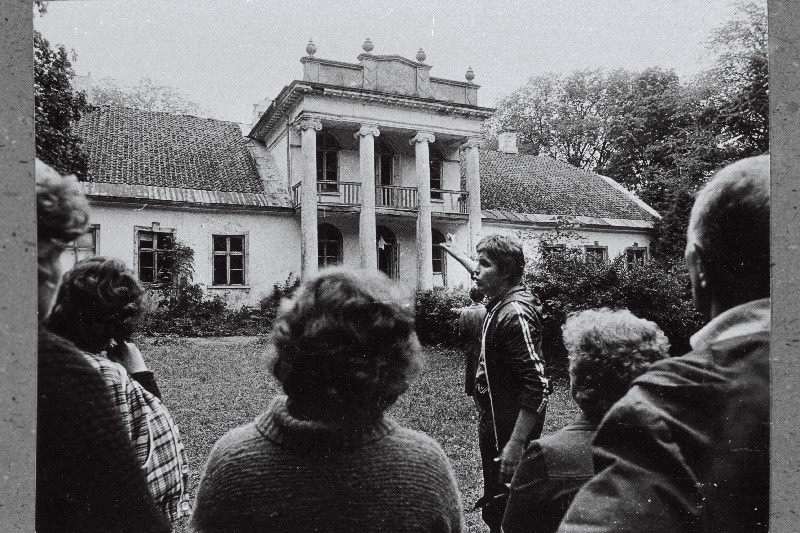 Kultuurimälestiste Riikliku Projekteerimise Instituudi peaspetsialist mõisaarhitektuuri alal Juhan Maiste juhatab ekskursiooni endises Kõljala mõisas.