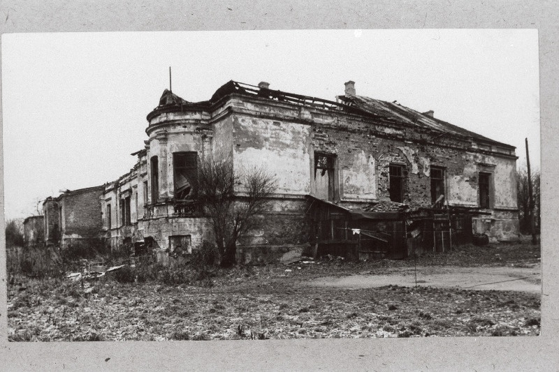 Raadi mõisa varemed.(Hävis 1944.a.).