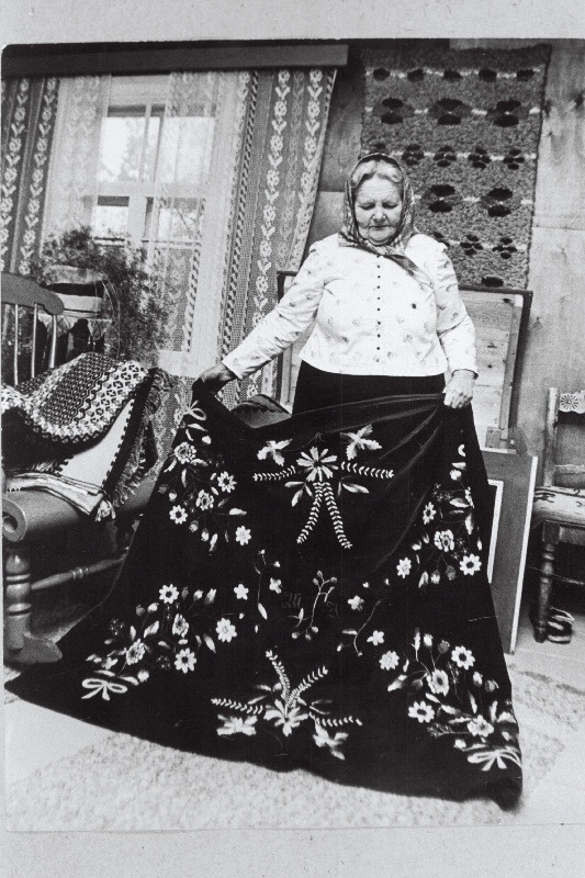 Eestirootslaste Kultuuri Seltsi auliige Maria Murman oma kodus Vormisil Söderbys.