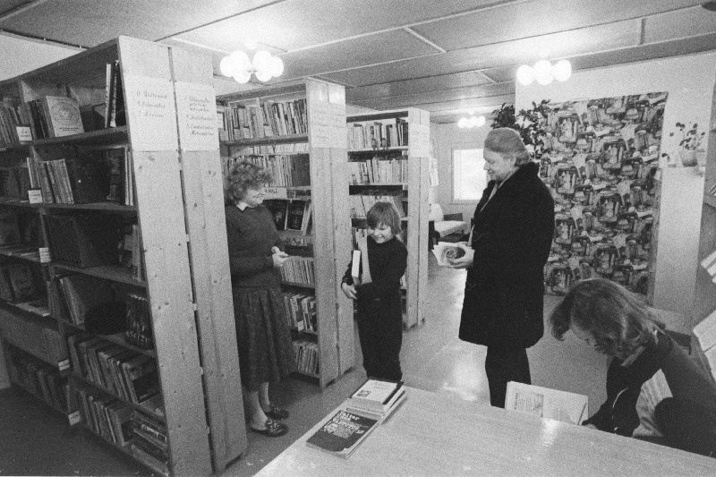 Kodila raamatukogu juhataja Aili Erm (vasakult) lugejate, Kodila 8-klassilise kooli 5.klassi õpilase Annika Treiberki, sovhoosi parteiorganisatsiooni sekretäri Tõnis Tõnissoni ja ametiühingu klubi juhataja Jula Biande raamatusoove rahuldamas.