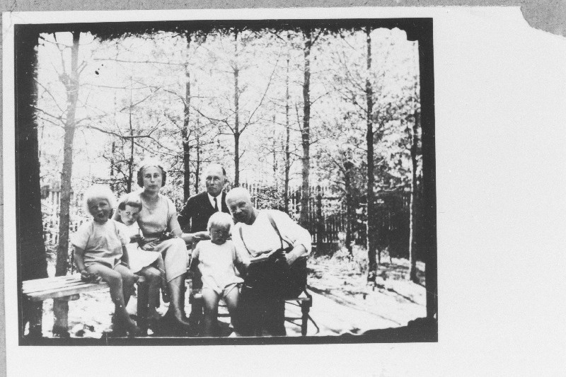 Maalikunstnik Kristjan Raud koos perekonna ja vend Pauliga koduaias.