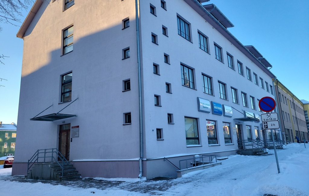 Foto Võru Teenindustootmisvalitsuse peahoone välisremont ka katmine reklaamiga Lembitu t.1  kevadel 1983.a. rephoto