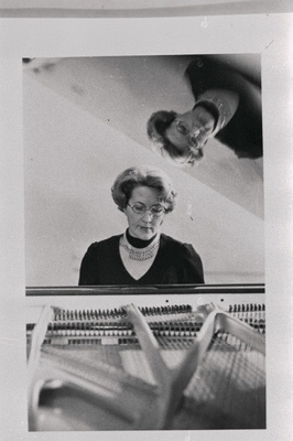 Eesti NSV teeneline kunstnik, pianist Vaike Vahi.  similar photo