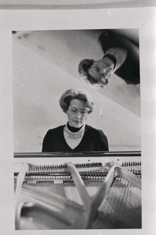 Eesti NSV teeneline kunstnik, pianist Vaike Vahi.