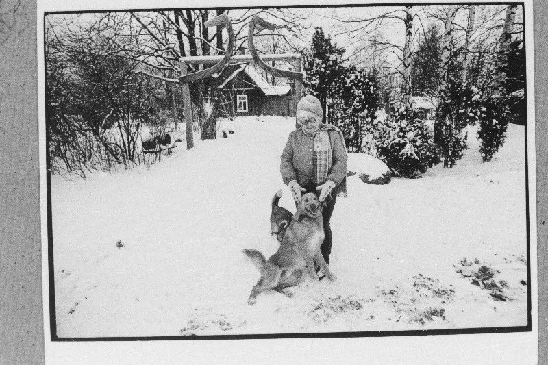 Eesti NSV teeneline kultuuritegelane, endine rahvatantsujuht Heljo Mikkel oma kodus Haldja talus Tartu rajoonis.