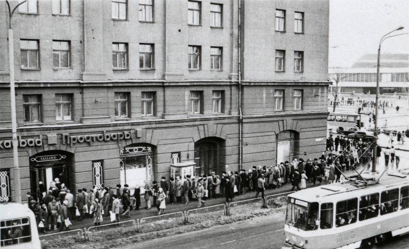 Järjekord kaupluse "Tallinn" viinaosakonda.