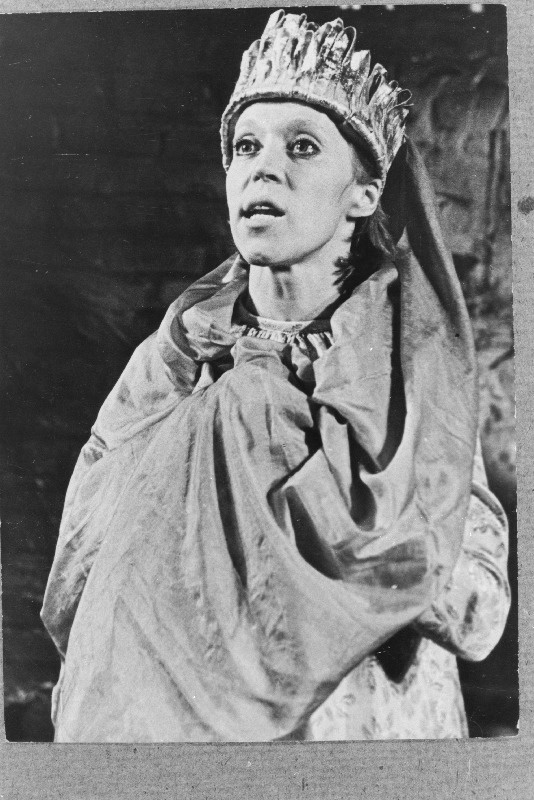 J. Rainise draama "Armastus on tugevam kui surm" Rakvere teatris. Maia osas Ave Laanoja.