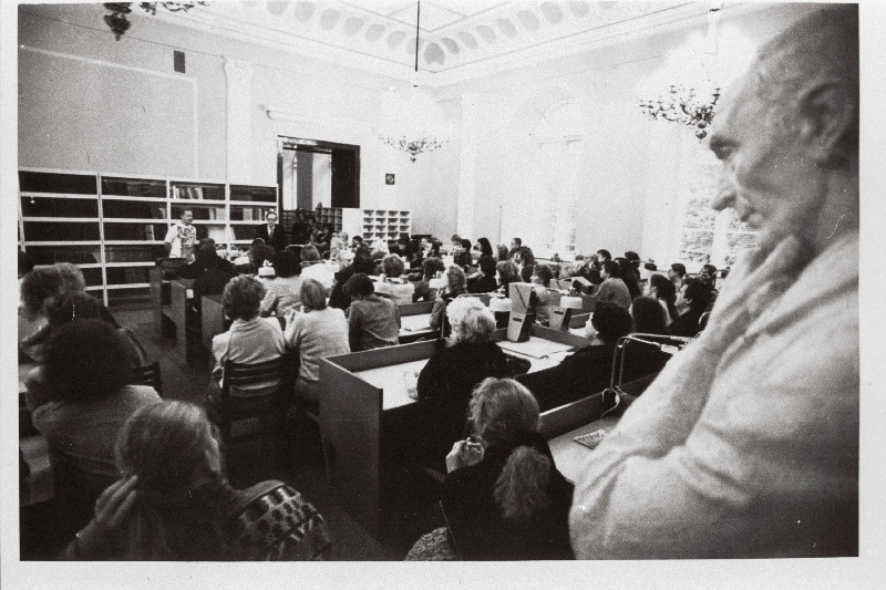 Katoliku preester eksiilis Vello Salu kõneleb Eesti Rahvusraamatukogus.