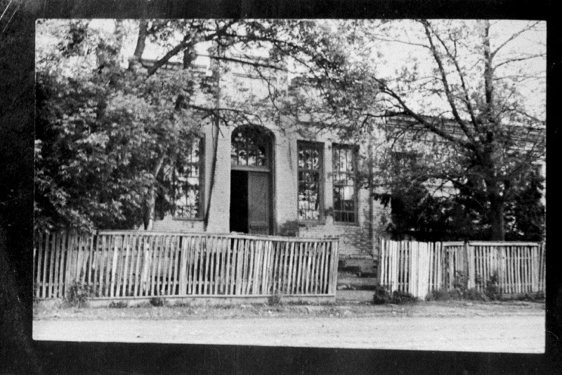 Põhja-Kaukaasias Kubanimaal asuva Eesti asunduse Livoonia praeguseni tegutsev koolimaja, mille 1914.a. õnnistas sisse lauljatar Aino Tamm.