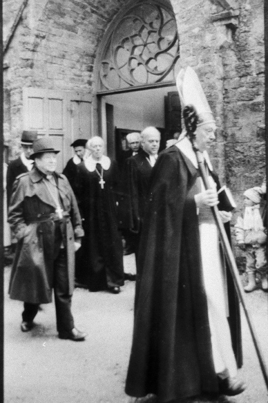 Eestikeelse Piibli 250. aastapäeval Jüri koguduse kirikuaeda püstitatud monumendi avamine. Esiplaanil: Eesti Evangeelse Luterliku Kiriku peapiiskop Kuno Pajula ja tema taga Soome piiskop Aimo Nikulainen, Põltsamaa koguduse õpetaja Herbet Kuurme ning Põhja-Elbe ülemkirikunõunik Hans Georg Starke.