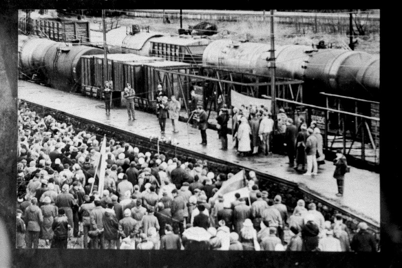 Eestist Siberisse küüditatute 40. aastapäeva mälestusmiiting raudteejaamas.