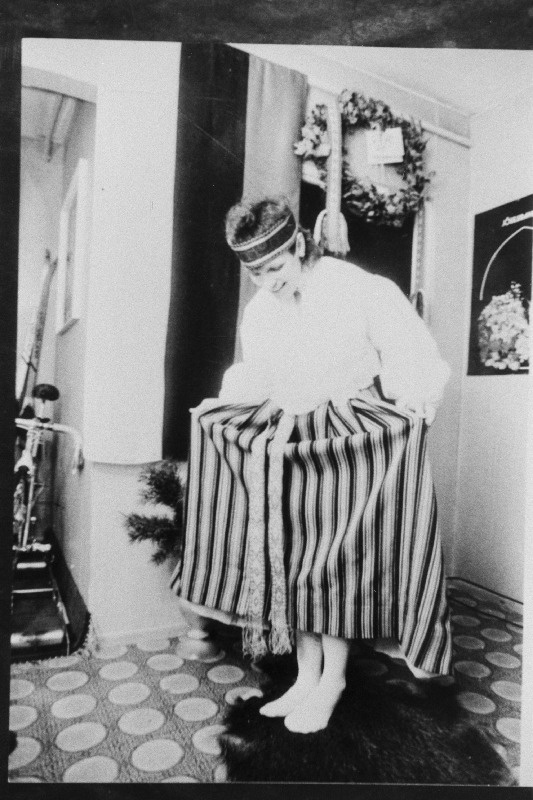 Souli olümpiamängudel trekisõidus kuldmedali võitnud jalgrattur Erika Salumäe rahvariietes.