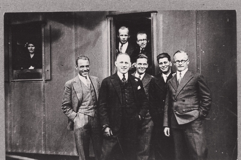 Kurt Strobeli tantsuorkestri liikmed enne Tartusse sõitu. Esireas vasakult: Konstantin  Paalse,  Kurt  Strobel, Adolf Eller, Johannes Holst, Robert Tavas; tagareas: Artur Flink, Priit Veebel.