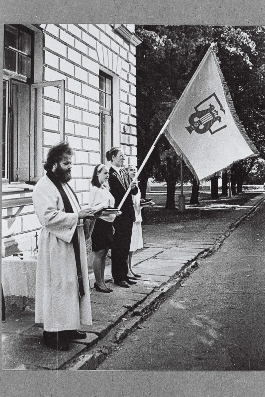 Viljandi Kultuurikolledži lippu õnnistab õpetaja Mart Salumäe.