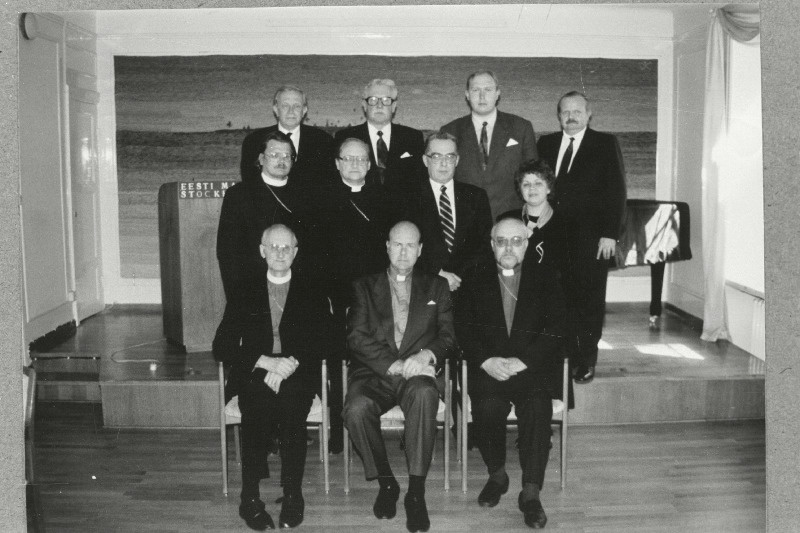 Kirikuõpetajad Eesti Majas Stockholmis. I rida (vasakult) Konrad Neem, Udo Petersoo, Einar Soone; II rida: Villu Jürjo, Thomas Vaga, Jaan Kiivit, Marje Põder; III rida: Vello Mänd, Rein Puusepp, Vootele Hansen, Tõnu Orav.