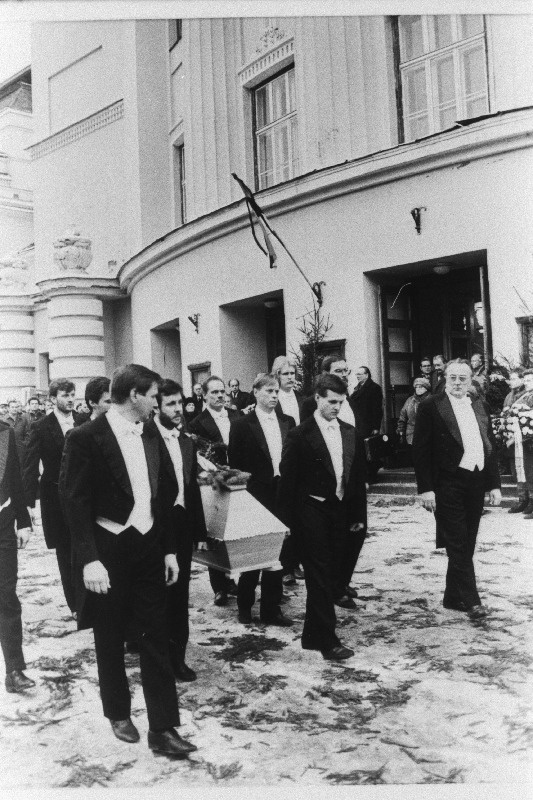 Helilooja ja dirigendi Gustav Ernesaksa sarga väljatoomine “Estonia” kontserdisaalist.