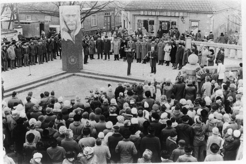 Revolutsionääri V. Kingissepa mälestussamba avamisel tema 100. sünniaastapäeval kõneleb EKP Keskkomitee esimene sekretär Karl Vaino.