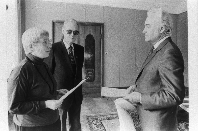 Rahvarinde eestseisuse liikmed Marju Lauristin ja Lembit Koik annavad Eesti NSV Ülemnõukogu Presiidiumi esimehele Arnold Rüütlile üle Rahvarinde harta.