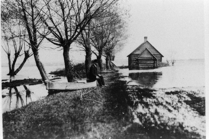 Luuletaja Karl Eduard Sööt Emajõe ääres.