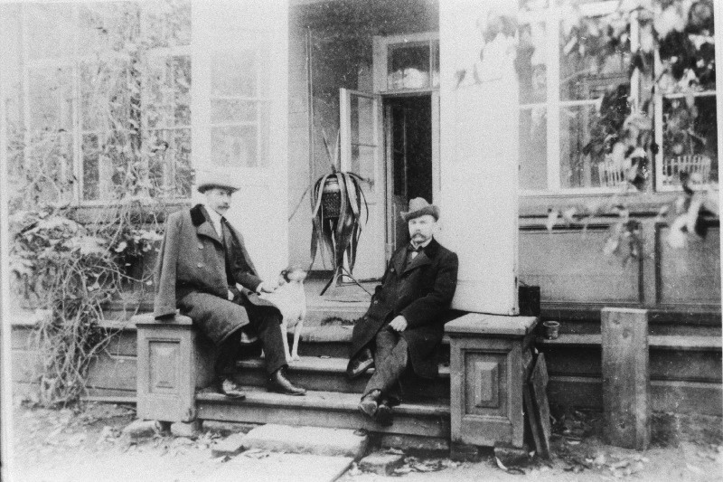 Luuletaja Karl Eduard Sööt (vasakul) ja helilooja Aleksander Läte Aia tänaval Hörschelmanni maja ees.