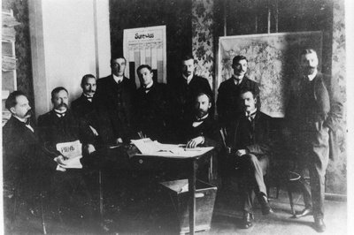 Ajalehe “Postimees” toimetus. Vasakult 1. O. Kallas, 2. A. Jürgenstein, 3. Märt Raud, 4. Karl Kadak, 5. Ants Simm, 6. K. Lund, 7. Jaan Tõnisson, 9. Peeter Põld, 10. Karl August Hindrey.  duplicate photo