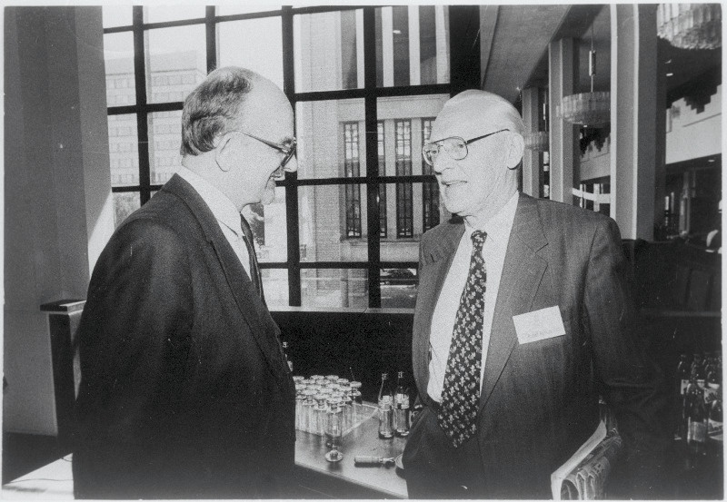 Eesti Panga president aastatel 1989 - 1991 Rein Otsason (vasakul) ja Rootsi - Eesti pangandustegelane, Eesti Panga nõukogu liige Rudolf Jalakas konverentsil “Eesti krooni taaskehtestamise head ja vead” Sakala keskuses.