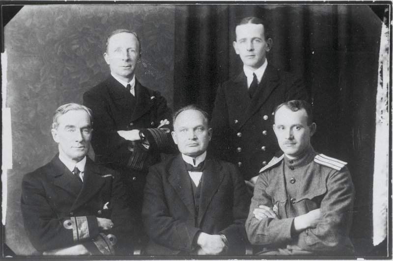 Vabadussõda. Briti 6.kergeristlejate eskaadri komandör kontradmiral Edwyn Alexander-Sinclair Tallinnas. Vasakult: I rida - E.Alexander-Sinclair, pea- ja sõjaminister Konstantin Päts, Operatiivstaabi ülem alampolkovnik Johan Laidoner; II rida - [Messenger?], eskaadri adjutant mereväekapten Webster.