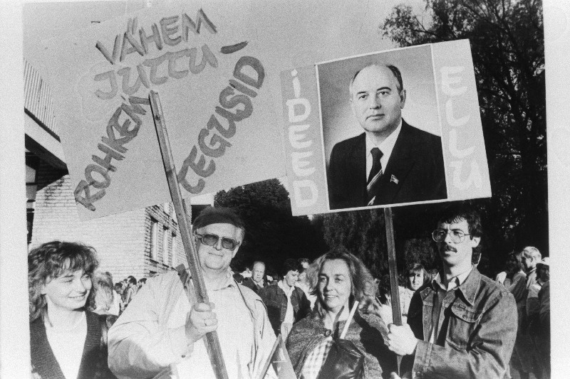 Rahvarinde algatusel 150000 inimese osavõtul toimunud kohtumine NLKP XIX konverentsi demokraatlikult meelestatud delegaatidega Lauluväljakul.