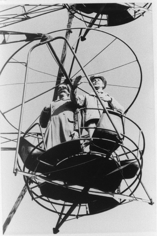 Pühajärve ääres toimunud M. Karusoo vaatemängu “Circulus” tegelased “Lenin” ja “Stalin” vaaterattal.