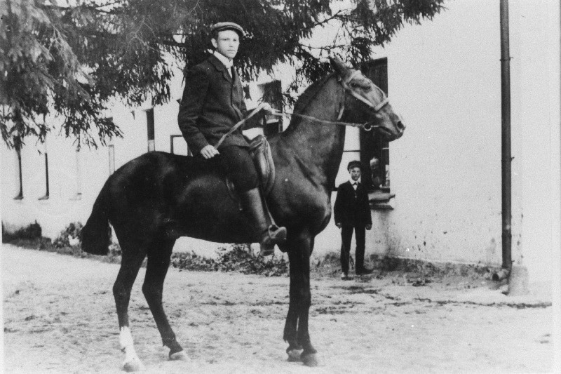 Näitleja Ruts Baumann (Karl - Rudolph Paumann) parun Dellingshauseni mõisa õpilasena.
