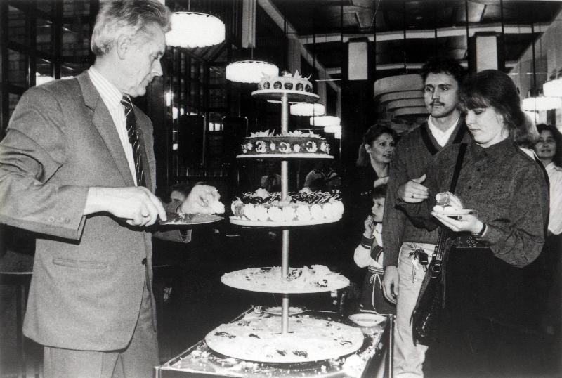 Tordisöömine Sakala kultuurikeskuses enne “Jazzkaar ´92” algust, millega tähistati helilooja Raimond Valgre 79. sünniaastapäeva.