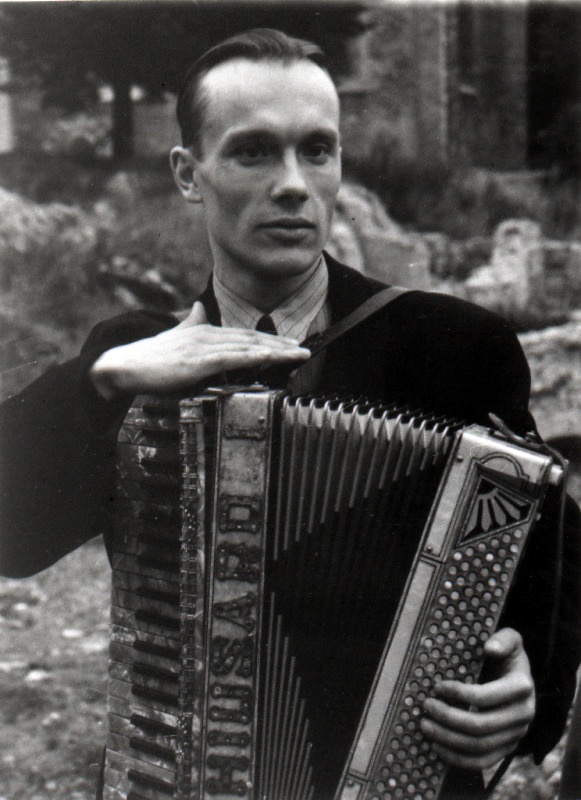 Vanemuise Teatri näitleja Rain Simmul Raimond Valgre osatäitjana mängufilmis “Need vanad armastuskirjad”.