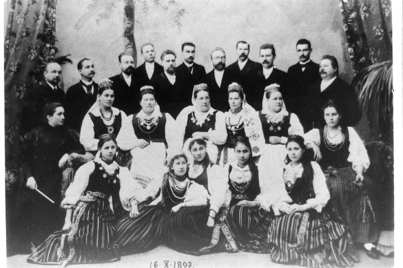 Helilooja ja dirigendi Miina Hermanni (Härma) 1894. a. asutatud segakoor. I reas vasakult: S. Kann, F. Vino, A. Schulzenberg, K. Kukk, S. Kallas, II reas: Miina Hermann (Härma), Ruttik, Jürgensen, Kongas, (M. Härma õde), L. Kann, Pirts, Muuga; III reas: Vöhrmann, Martinson, Kublin, J. Väljaots, [U. Kenin[, [F. Karlson[, Hansen, Jürgenson, Kiis, J.V. Veski, M. Vares.