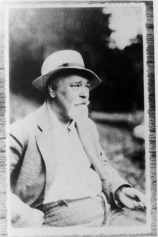 Kirjanik ja kunstnik Karl August Hindrey.