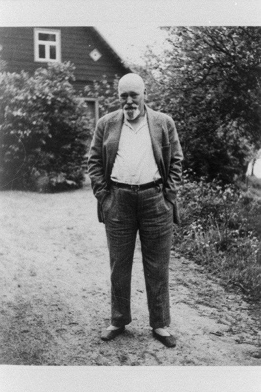 Kirjanik ja kunstnik Karl August Hindrey Pühajärvel Saare talu õuel.