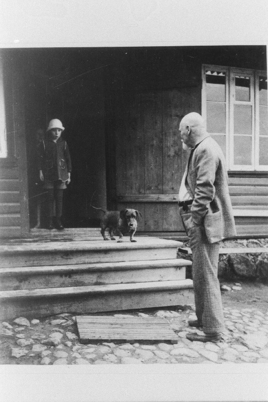 Kirjanik ja kunstnik Karl August Hindrey Pühajärvel Saare talu õuel.