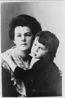 Kirjanik Aino Kallas koos poja Suleviga.  duplicate photo