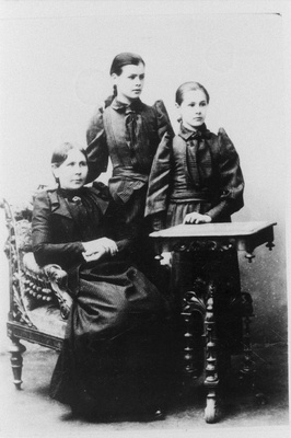 Kirjanik Aino Kallase ema Maria Krohn, tulevane kirjanik Aino Krohn (Kallas, keskel) ja õde Aune Krohn (paremal).  duplicate photo
