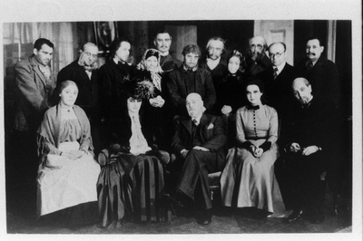 Kirjanik ja kunstnik Karl August Hermann Hindrey (esireas keskel) “Estonia” teatri näitlejate keskel pärast oma ainsa näidendi “Raidaru kirikumõis” esietendust.  duplicate photo