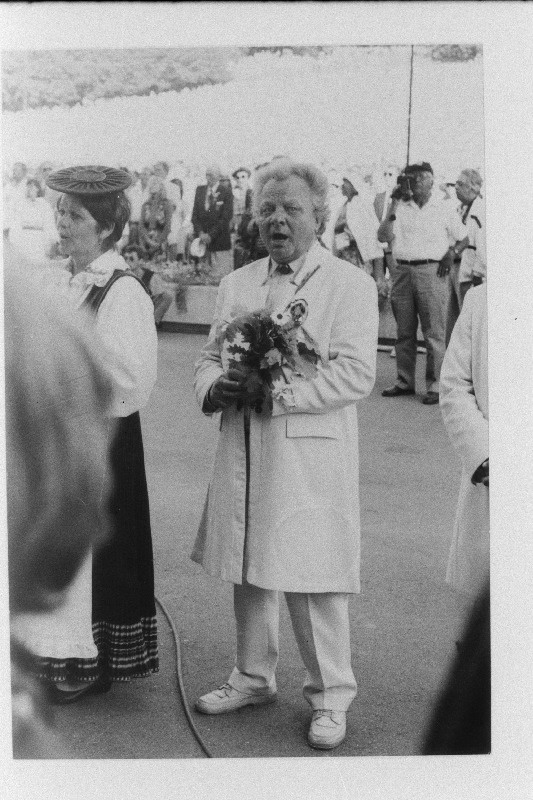 Juubelilaulupidu Lauluväljakul. Keskel peo aujuht Ants Üleoja.