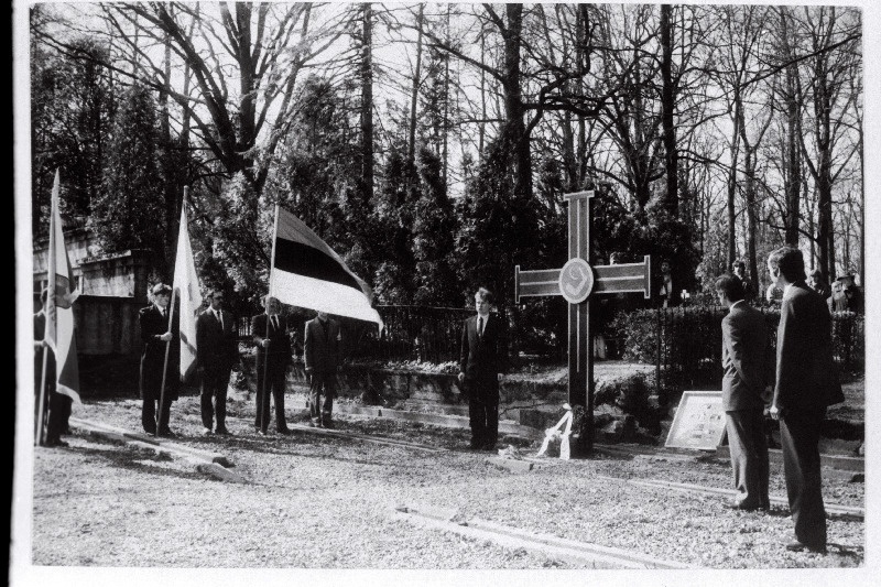 Viljandi Vabadussõjamonumendi asukohta tähistava Vabadusristi austamine Eesti Muinsuskaitse Seltsi päevade ajal.