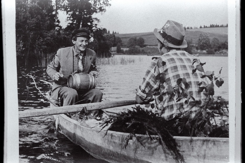 Kaader episoodist “Jõel”. Brigadir Oskar Kallak - Karl Kalkun ja traktorist Ott Kuu - Jüri Järvet (vasakul).