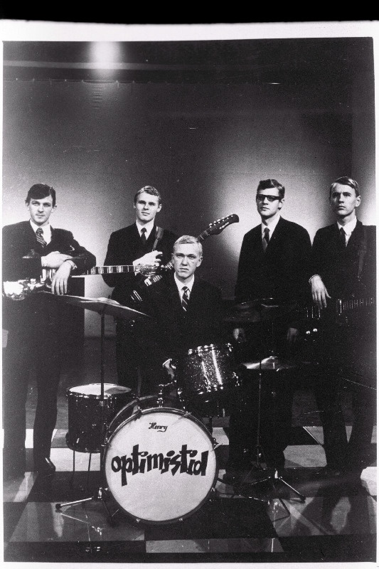 Ansambel “Optimistid”. Vasakult 1. Toomas Kõrvits (soolokitarr, laul), Vello Salumets (laul, bass, klahvpillid), Henry Krisipuu, Heigo Mirka (bass, laul), Neeme Ninnas (rütmikitarr).