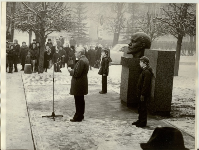 foto, V.I.Lenini mälestusmärgi avamine Türil 1982 dets.