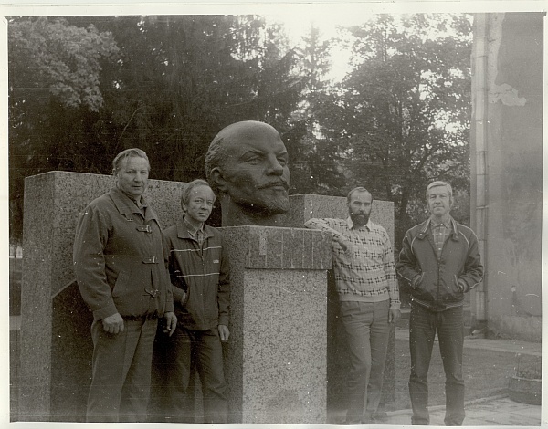 foto, pronksbüst V.I. Lenini pea kõrvaldamine Türil 1990