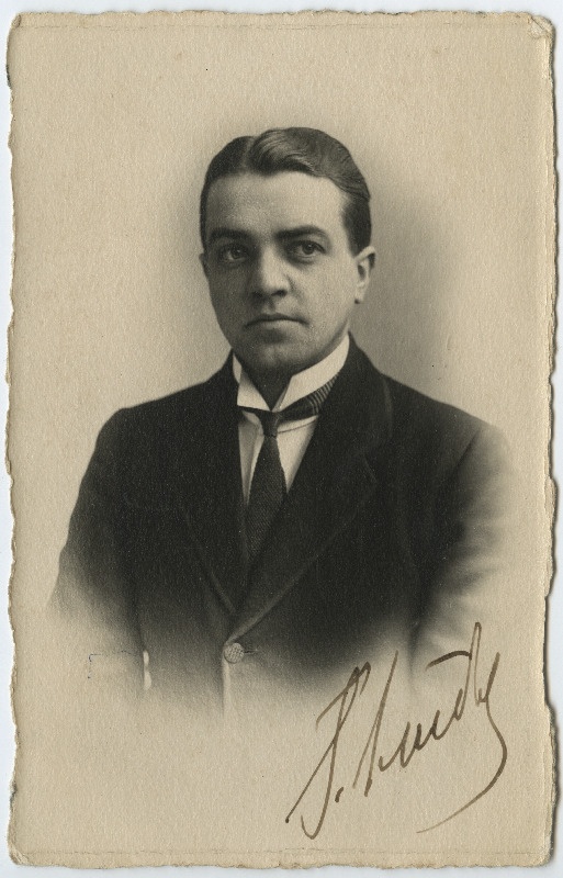 Glebov - bariton, opereti-laulja; esines Eestis 1920-21, hiljem välismaal; tõenäoliselt emigreerunud Nõukogude Venemaalt.